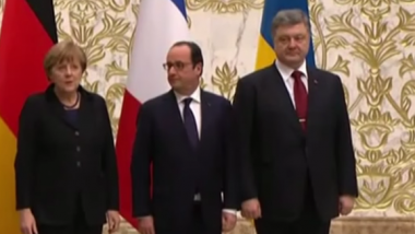 Live: Merkel, Hollande und Poroschenko geben gemeinsame Pressekonferenz in Berlin