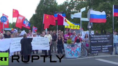 Berlin: Anti-Kriegs-Protest vorm Bundeskanzleramt wegen Poroschenko-Besuch