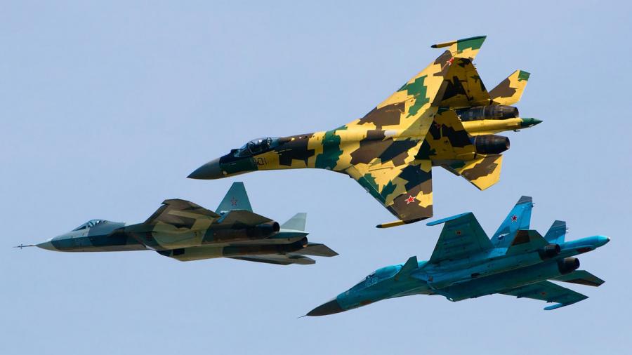 "Verlegung von Kampfflugzeugen und Hubschraubern" - Macht Russland Ernst mit eigenem Antiterror-Einsatz in Syrien?