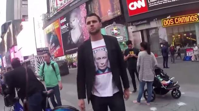 Mit einem Putin T-Shirt durch New York – RT wagt das Experiment...