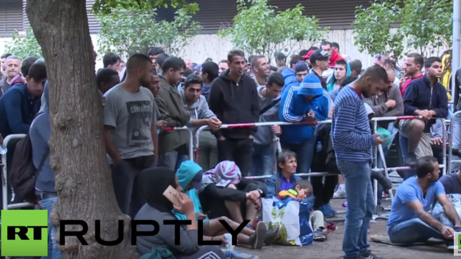Berlin: Hunderte neu angekommene Migranten warten auf Registrierung