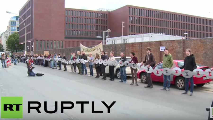 Berlin: Demonstranten legen BND aus Wut über Massenüberwachung symbolisch an die Kette