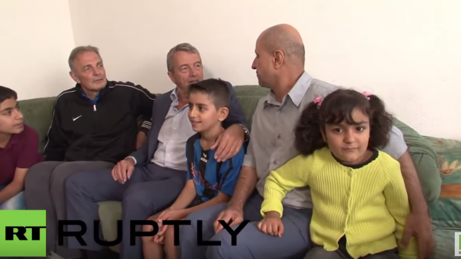 Integration durch Sport - DFB-Fußballpräsident Niersbach besucht Flüchtlings-Familie
