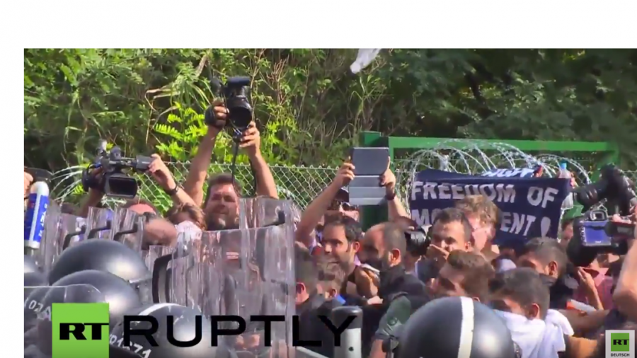 Serbien: Der Moment als die Polizei Tränengas und Wasserwerfer einsetzt