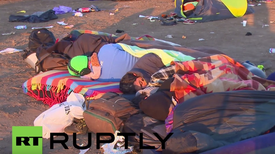 Röszke: Flüchtlinge frieren über Nacht bei zunehmender Kälte unter freiem Himmel