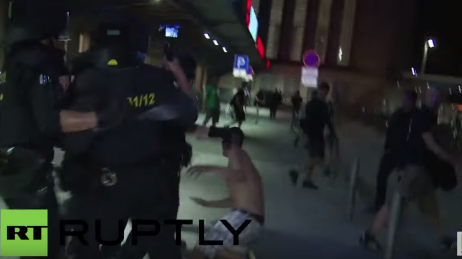 Leipzig: LEGIDA-Gegner stoßen mit der Polizei zusammen – LEGIDA muss Route mehrmals ändern