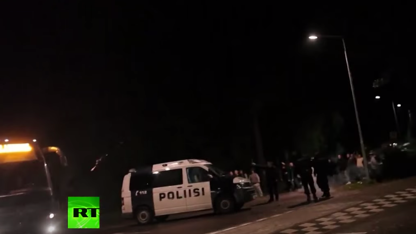 Finnland: Flüchtlingsbus mit Steinen, Feuerwerkskörpern und Bierflaschen attackiert
