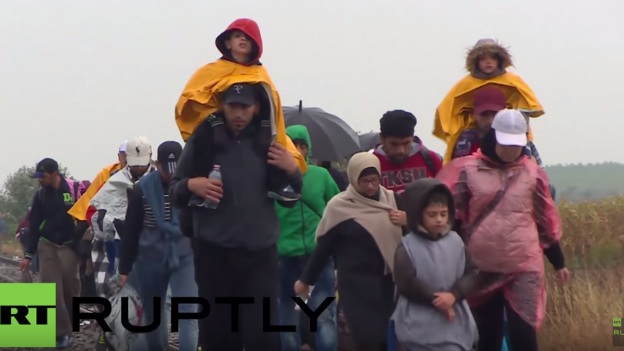 Live: Flüchtlinge im ungarischen Rözske
