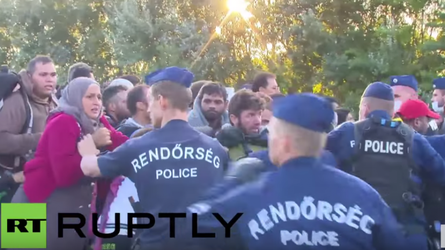 Röszke: Zusammenstöße als Flüchtlinge Polizeikette durchbrechen
