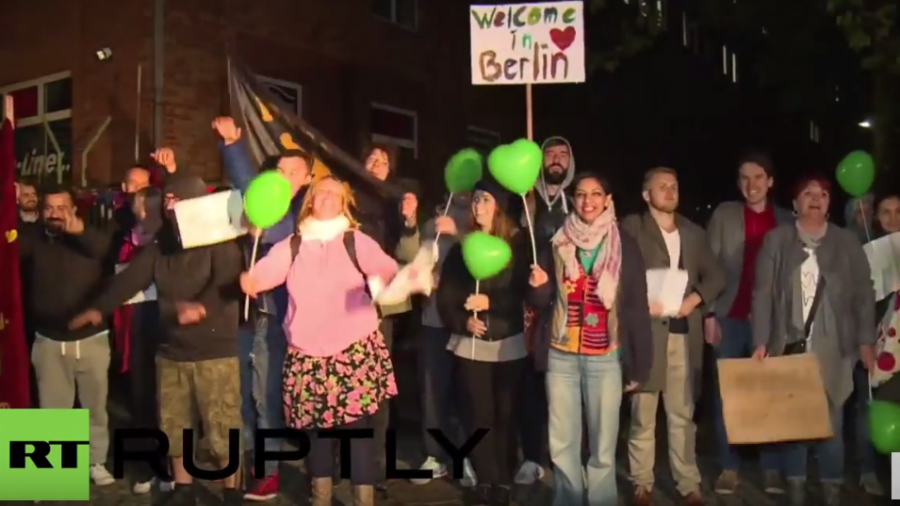 Berlin, Frankfurt, München: Hunderte empfangen lautstark neuankommende Flüchtlinge
