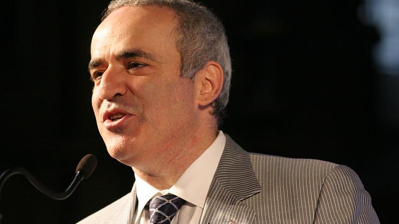 "Wie kann man Putin stoppen?" - Schwarz gegen Weiß mit Herrn Kasparov