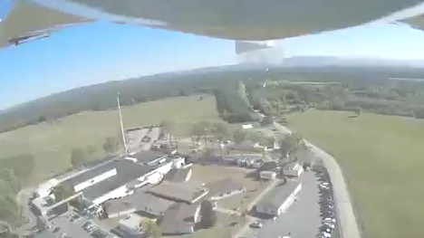 "Steigt aus!" - Intelexit-Aktivisten werfen mittels Drohne Flugblätter über NSA-Dagger Complex in Darmstadt ab