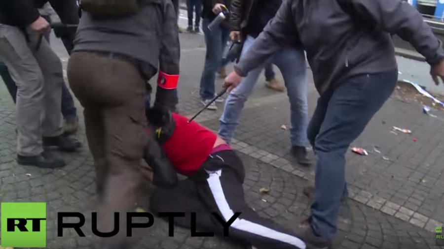 Brüssel: Schlagstöcke, Tränengas und Wasserwerfer - 80.000 protestieren gegen Sparpolitik