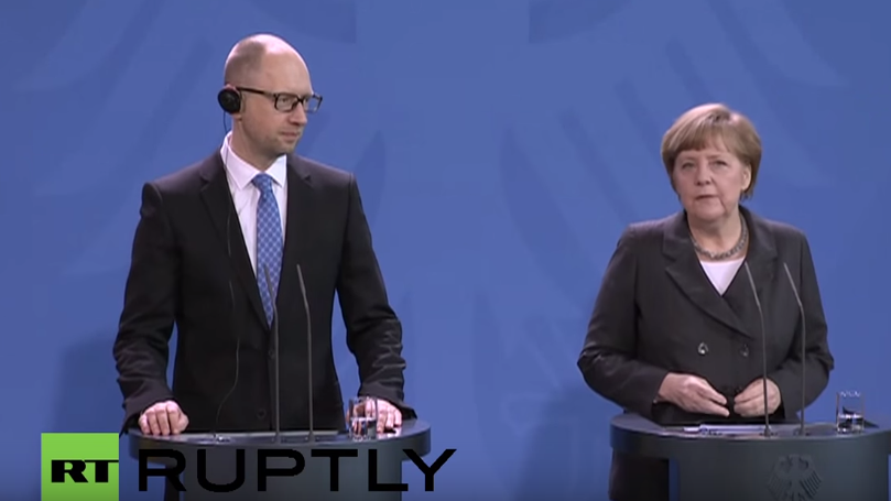 Live: Angela Merkel und Arsenij Jazenjuk geben gemeinsame Pressekonferenz in Berlin