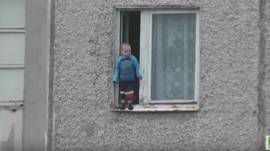Ohne Schutzengel kaum zu erklären: Kleinkind turnt minutenlang auf Fensterbrett im achten Stock