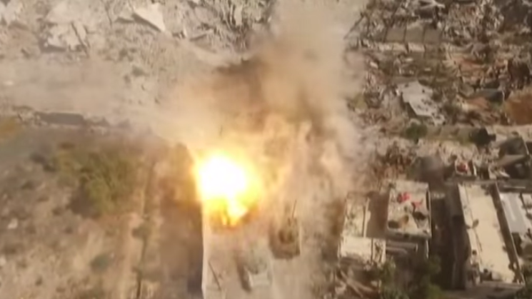 Außergewöhnlich gute Drohnenaufnahmen der syrischen Bodenoffensive gegen den IS