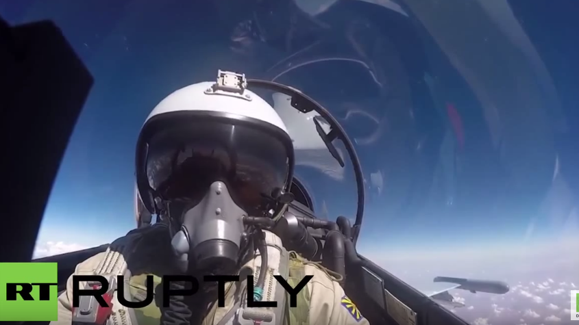 Cockpit-Perspektive: Russische SU-27 im Einsatz gegen den IS in Syrien