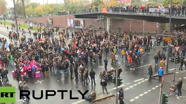 Live: HoGeSa demonstrieren zum ersten Jubiläum in Köln - starker Gegenprotest erwartet