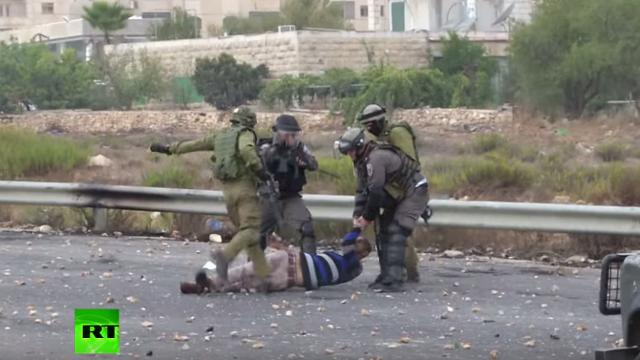 Schockierend brutal: IDF-Soldaten treten auf palästinensische Steinewerfer ein