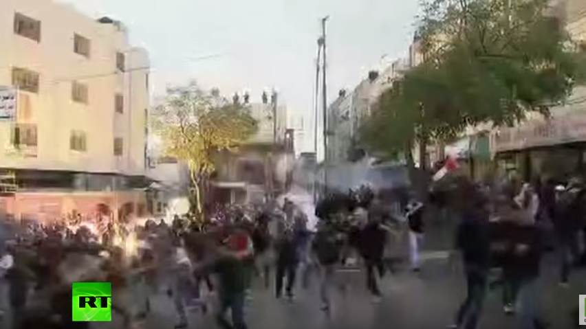 Westbank: IDF-Soldaten schießen unzählige Tränengas-Geschosse in die Menge
