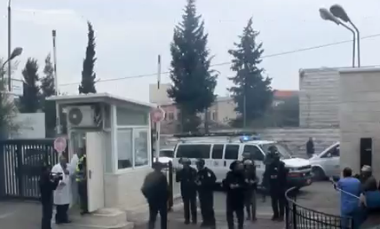 Neue Eskalation - Israelisches Militär stürmt palästinensisches Krankenhaus