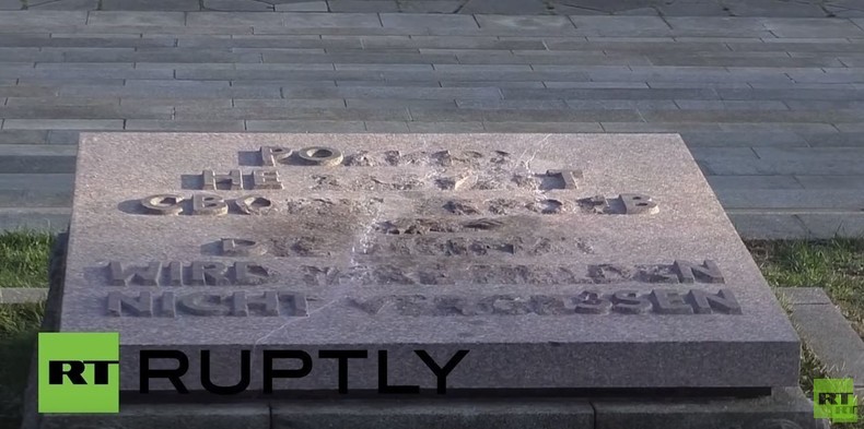 Sowjetisches Ehrenmal für 7.000 gefallene Soldaten in Berlin geschändet