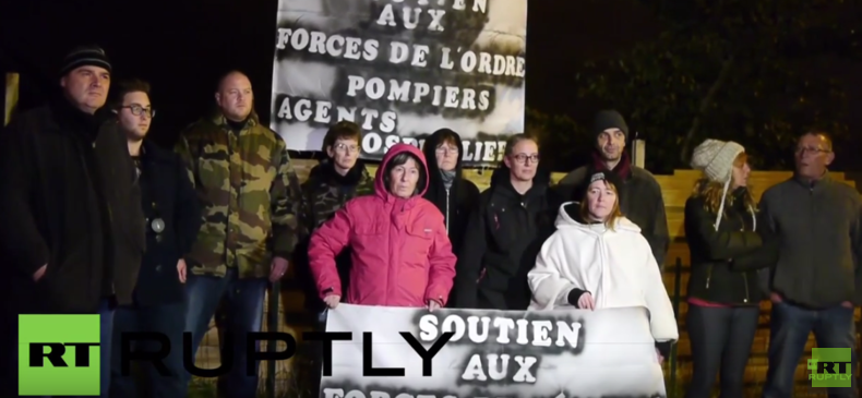 Calais: Nach Ausschreitungen zwischen Flüchtlingen fordern Demonstranten Armee und Ausgangssperren
