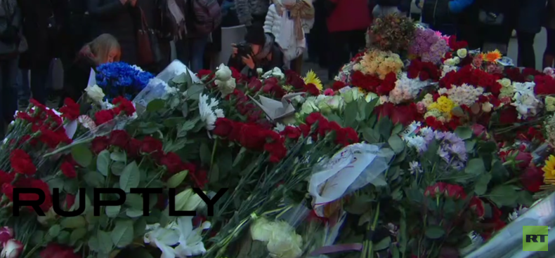 Hunderte Trauernde legen Blumen für Opfer der Attentate in Paris in Moskau nieder