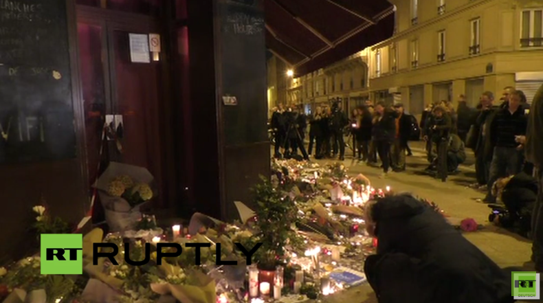 Live vom Café Le Carillon in Paris: Trauernde legen Blumen nieder