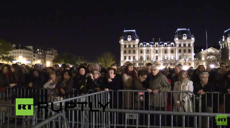 Live: Große Trauerversammlung vor der Kathedrale Notre-Dame in Paris