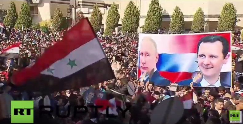 Syrien: „Mit den russischen Luftangriffen wurde unser Leben besser“ -  Tausende danken Russland