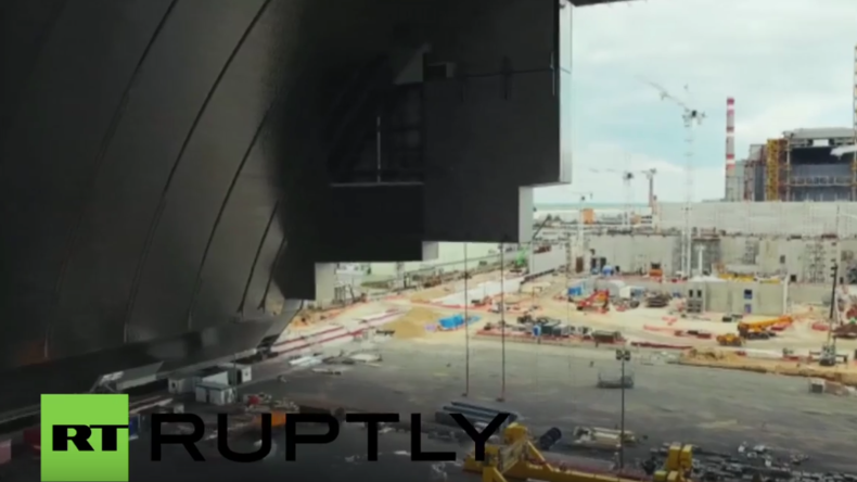Ukraine: Neue Drohnenaufnahmen zeigen andauernde Bauarbeiten am Tschernobyl-Sarkophag 