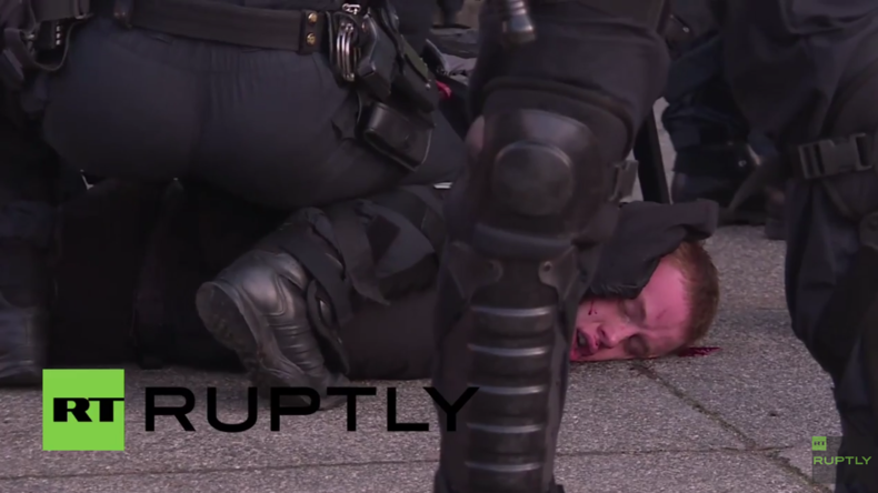 Leipzig: Schwere Zusammenstöße bei Demonstration gegen Rechte: Polizei hält Ruptly vom Filmen ab