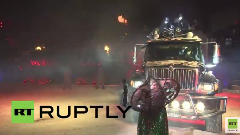 Russland: Nachtwölfe beeindrucken in Moskau mit besonderer Neujahrs-Show