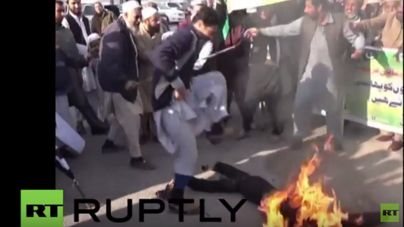 Pakistan: Symphatisanten Saudi-Arabiens verbrennen Puppen, die iranische Führer darstellen sollen
