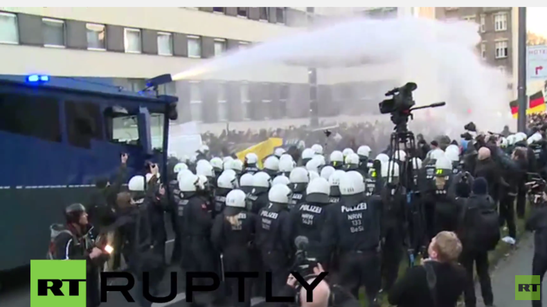 Zusammenstöße mit Polizei bei Pegida-Demo in Köln - Wasserwerfer und Tränengas im Einsatz