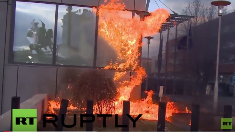 Kosovo: Demonstranten setzen Regierungsgebäude in Brand und attackieren Polizisten