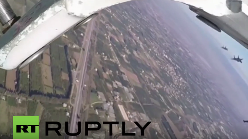 Syrien: Russische Jets von syrischer Luftwaffe in erster gemeinsamer Anti-IS-Operation gefilmt 