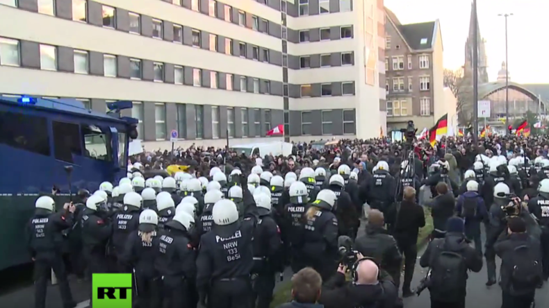 Ausschnitt von der Pegida-Demonstration in Köln als die Lage eskaliert