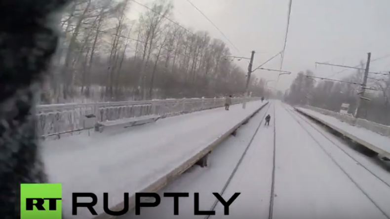 Russland: Adrenalin-Junkie lässt sich von S-Bahn auf Skiern ziehen und stürzt