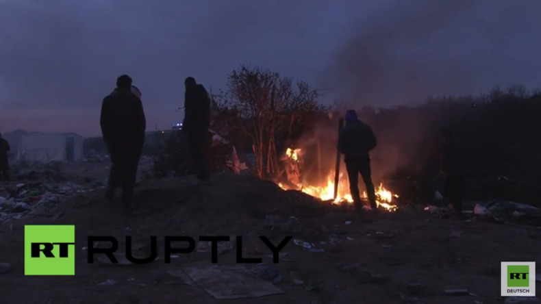 Flüchtlinge verbrennen ihre wenigen Habseligkeiten nach Zerstörung ihres Camps in Calais