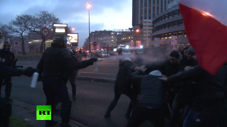 Taxifahrer gegen Polizisten: Heftige Zusammenstöße bei Anti-Uber-Protest in Paris