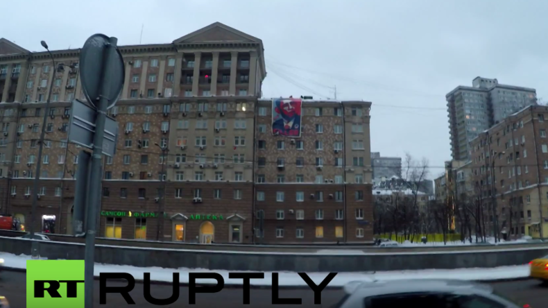 „Mörder!“ - Aktivisten hängen Anti-Obama-Banner gegenüber der US-Botschaft in Moskau auf