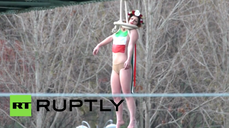 Barbusige Femen-Aktivistin „erhängt“ sich an Pariser Brücke aus Protest gegen Rouhani-Besuch 