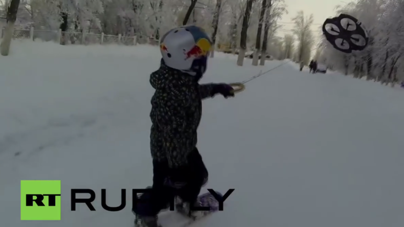Russland: Neue Sportart? Kind führt „Droneboarding“ vor