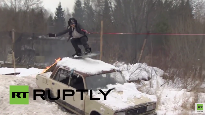 Russland: Mittagspause mal anders - Snowboarden und Skifahren mit einem Panzer