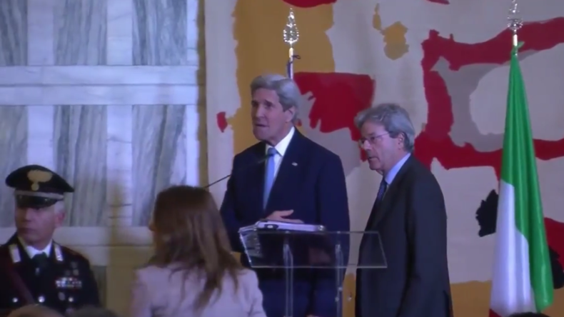 Demonstrantin stört Pressekonferenz von John Kerry: „Ihr habt den IS erschaffen!“ 
