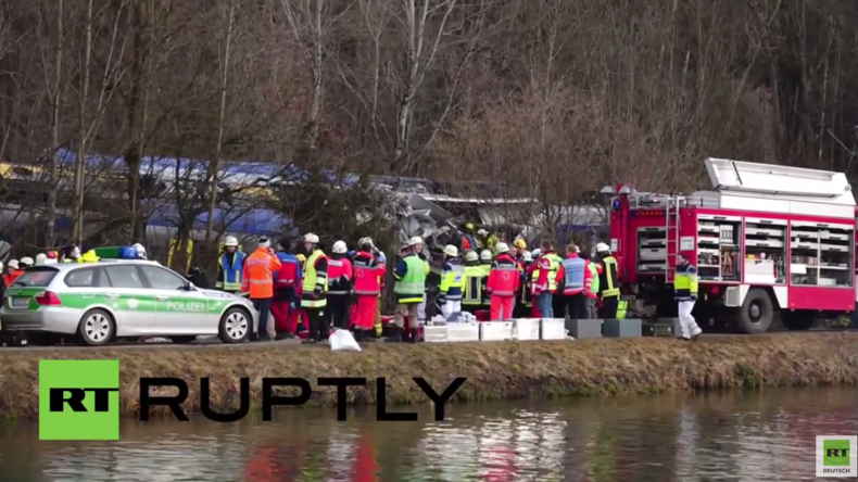 Live: Seehofer besucht Unfallstelle nach tödlicher Frontalkollision von zwei Zügen in Bad Aibling