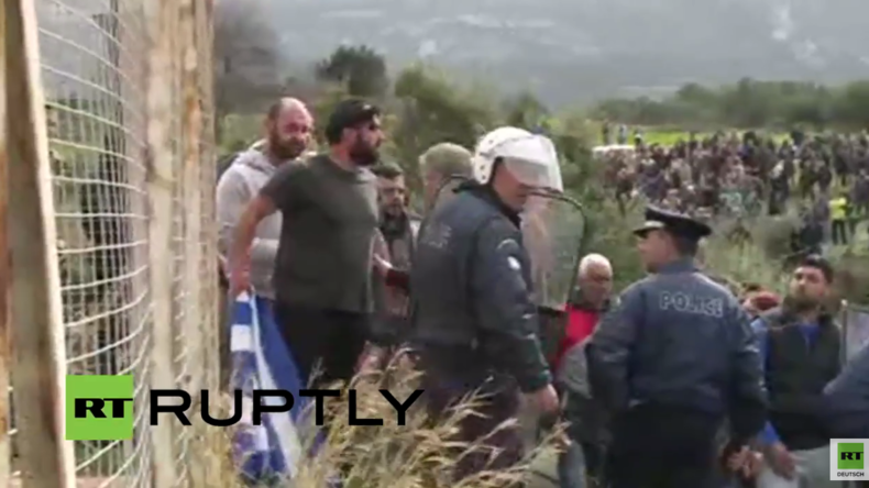 Live: Demonstranten protestieren gegen geplantes Flüchtlingszentrum auf Kos