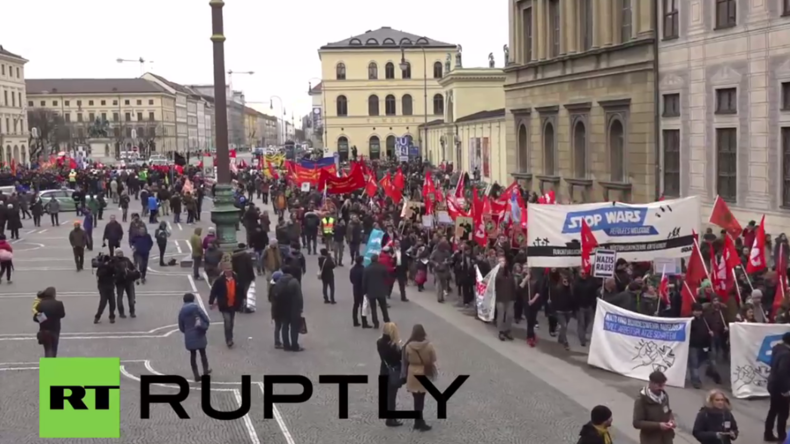 Hunderte protestieren am Rande der Münchner Sicherheitskonferenz gegen die NATO und Krieg
